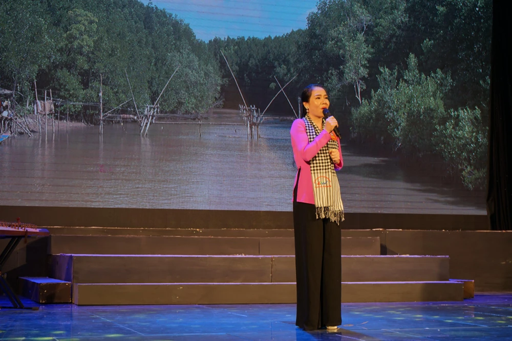 Thí sinh Phạm Thị Cẩm Nguyên (Chi hội nhà báo Đài Phát thanh Truyền hình tỉnh Hậu Giang, thuộc Hội Nhà báo tỉnh Hậu Giang) trong tiết mục "Bông bồn bồn rụng trắng". Ảnh: BCT