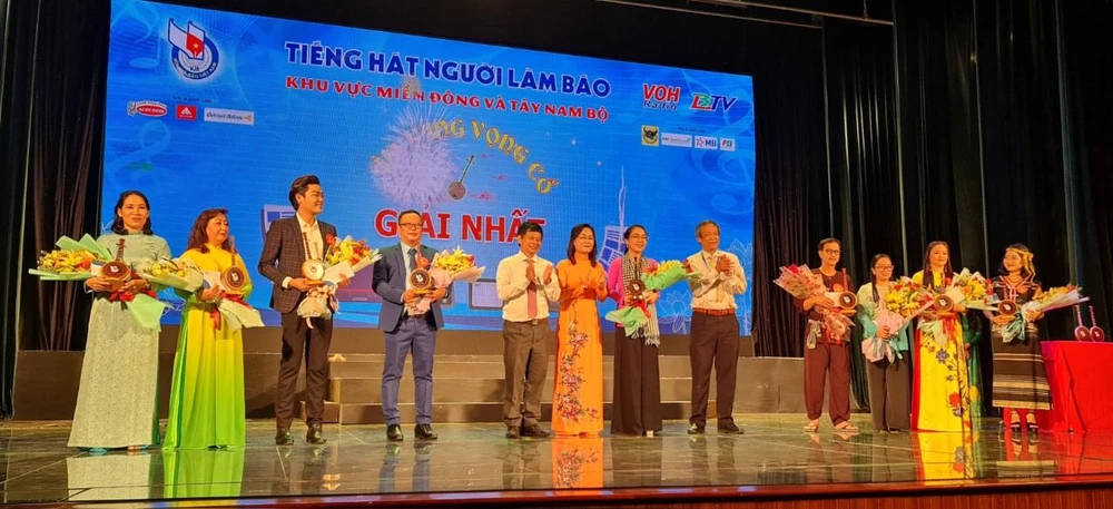 BTC trao giải cho các thí sinh trong đêm chung kết. Ảnh: BTC