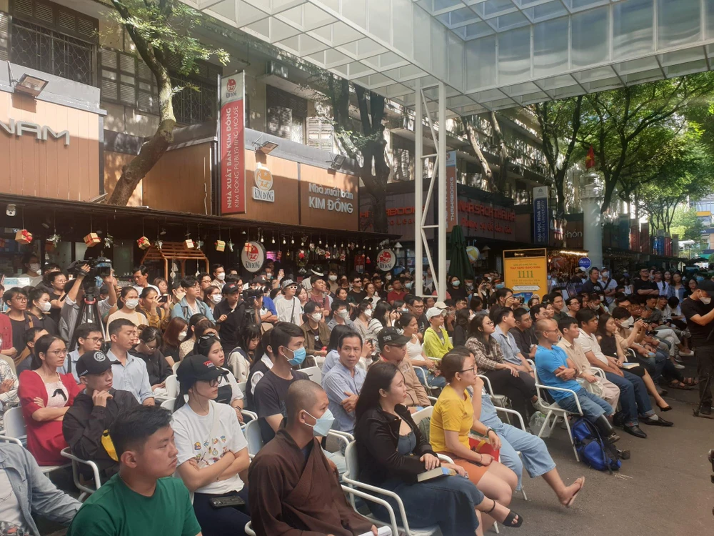 Đông đảo khán giả đến với buổi ra mắt sách. Ảnh: VĂN HÀ