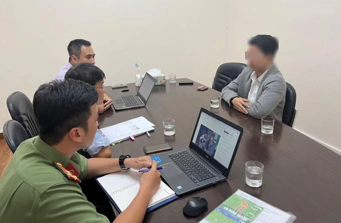 Chủ tài khoản TikTok Nờ Ô Nô làm việc với cơ quan chức năng, chiều 29/11. Ảnh: Sở Thông tin và Truyền thông TP. HCM.