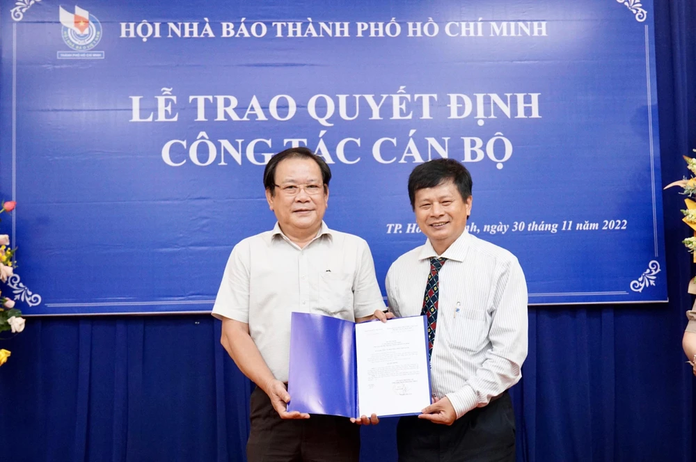 Nhà báo Mai Ngọc Phước (trái), Tổng biên tập Báo Pháp luật TP.HCM nhận quyết định giữ chức Phó Chủ tịch Hội Nhà báo TP.HCM. Ảnh: HÀ NGUYỄN