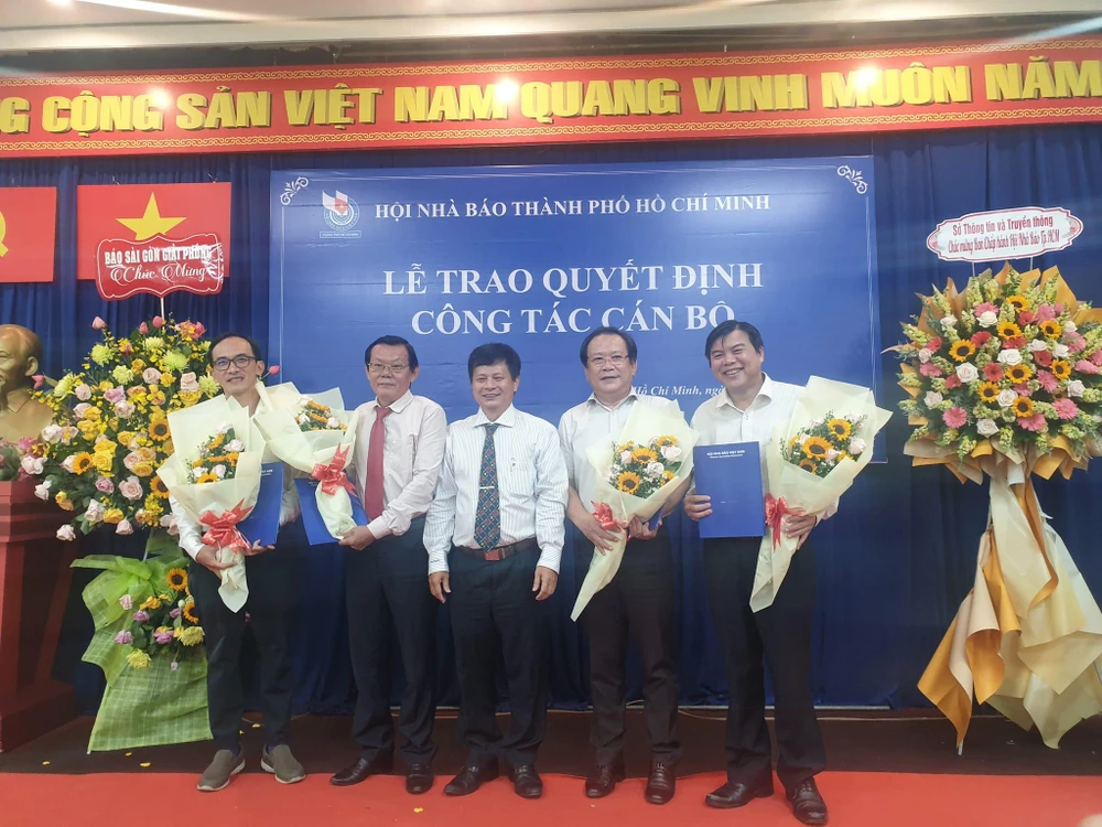 Ông Trần Trọng Dũng (giữa) chụp hình cùng các Nhà báo vừa được bổ nhiệm chức vụ mới. Ảnh: HÀ NGUYỄN