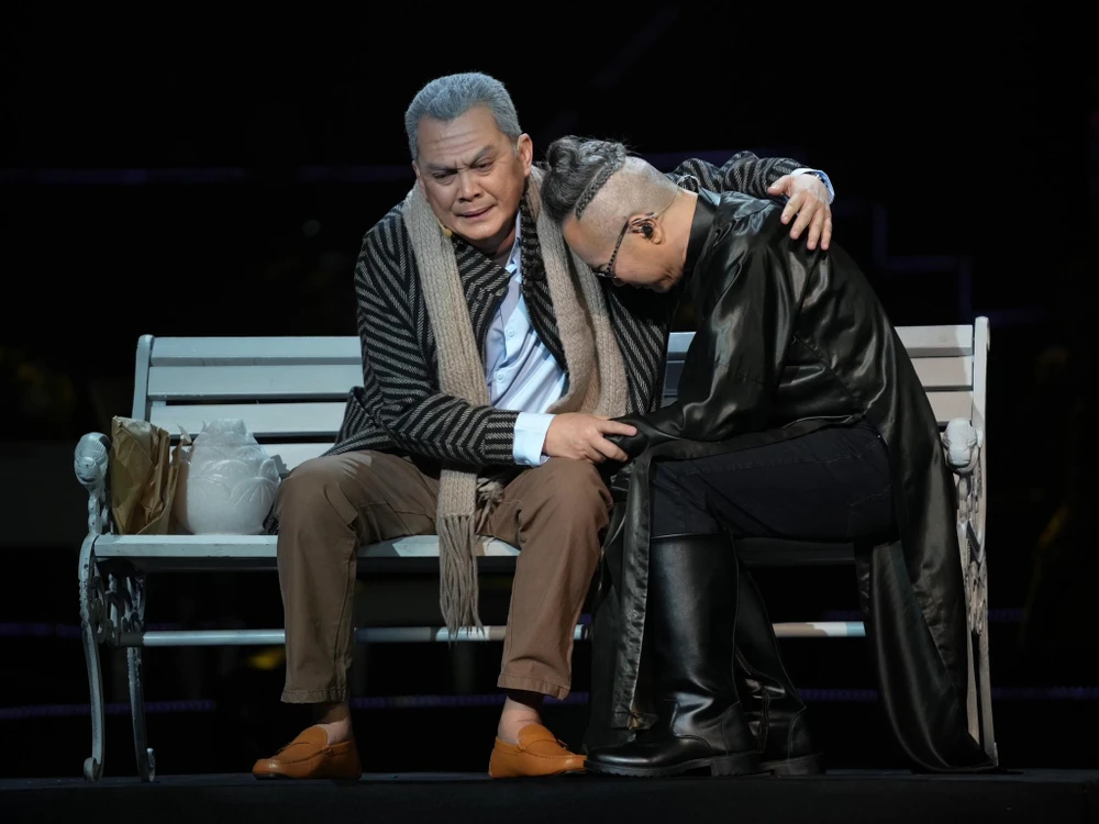 Nghệ sĩ Hữu Châu là khách mời trong chương trình. Ông có những lời bình gây xúc động về nam ca sĩ. Ảnh: BIL