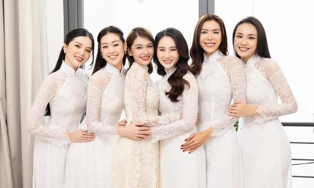 Dàn phù dâu trong lễ rước dâu của Á hậu Thùy Dung sáng 3-12. Ảnh: FBNV.