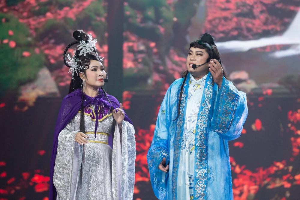 Mở đầu đêm thi thí sinh Bình Trọng hoá thân thành NSND Minh Vương trong trích đoạn "Nửa bản tình ca" thể hiện cùng NSƯT Ngọc Đợi. Ảnh: CTCC