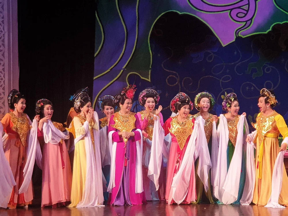 Một cảnh trong vở 12 bà mụ tại Nhà hát Thanh niên. Ảnh: HÀ NGUYỄN