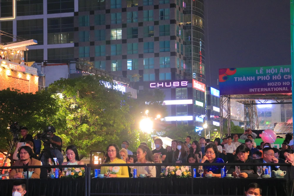 Các đại biểu và lãnh đạo TP.HCM tại buổi khai mạc Hò Dô 2022. Ảnh: VÕ THƠ