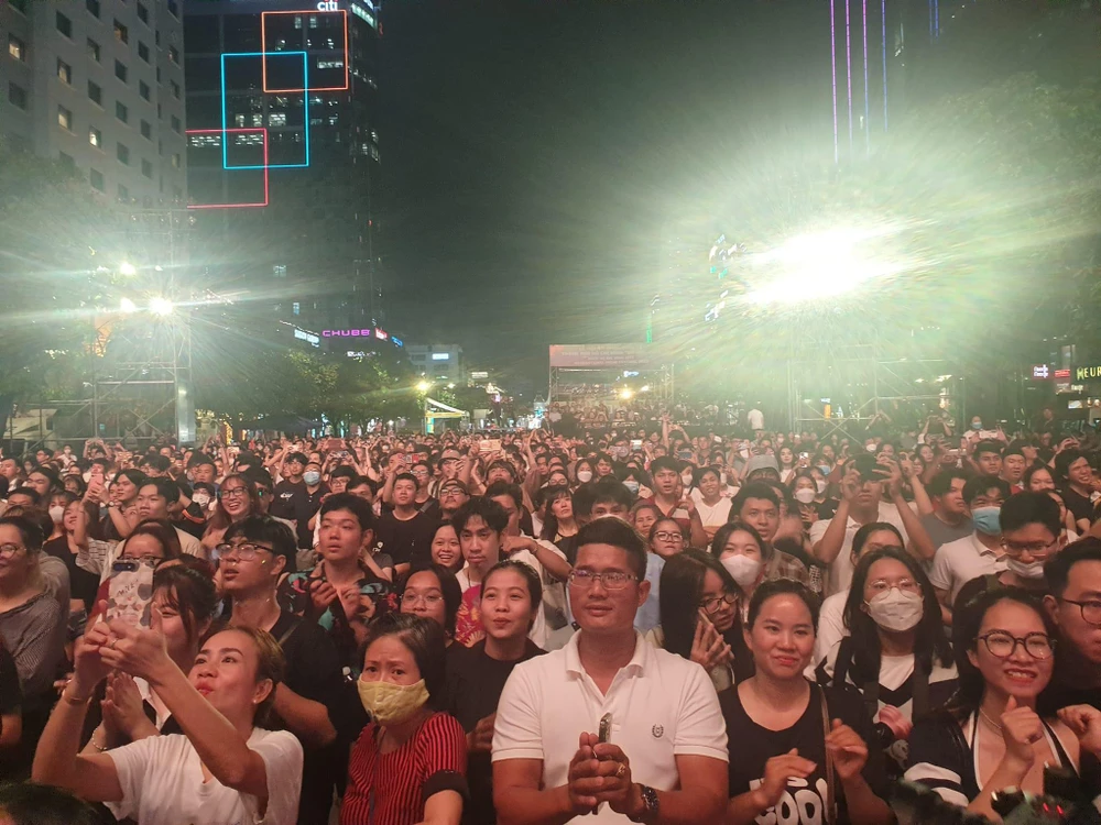Đông đảo khán giả hào hứng tham dự đêm nhạc bế mạc Hò dô 2022. Ảnh: HÀ NGUYỄN