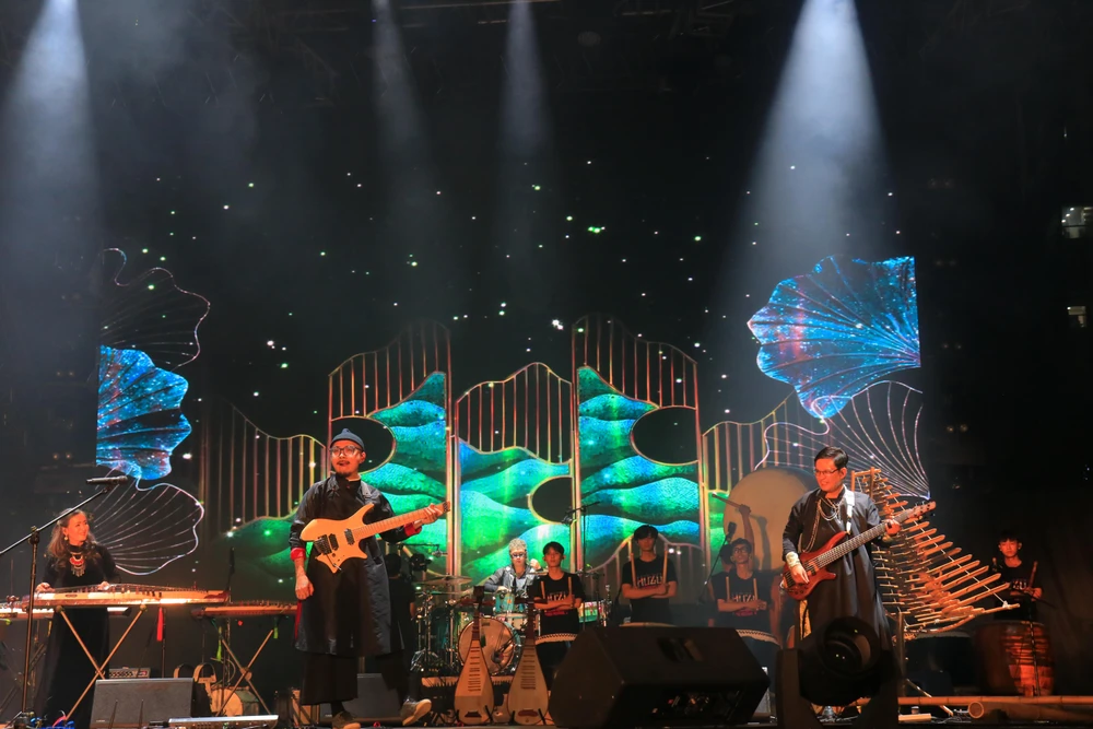 Hà Lê cùng Dzung, HOZO Festival Ca Vũ Team trong tiết mục mở màn. Ảnh: VÕ THƠ