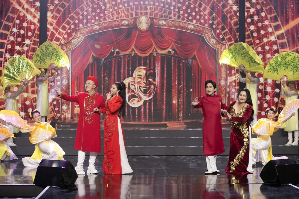 Bộ ba giám khảo Thanh Hằng, Kim Tử Long, Thoại Mỹ cùng MC Đại nghĩa trong bản tân nhạc “Vàng son ghi dấu”. Ảnh:NSX