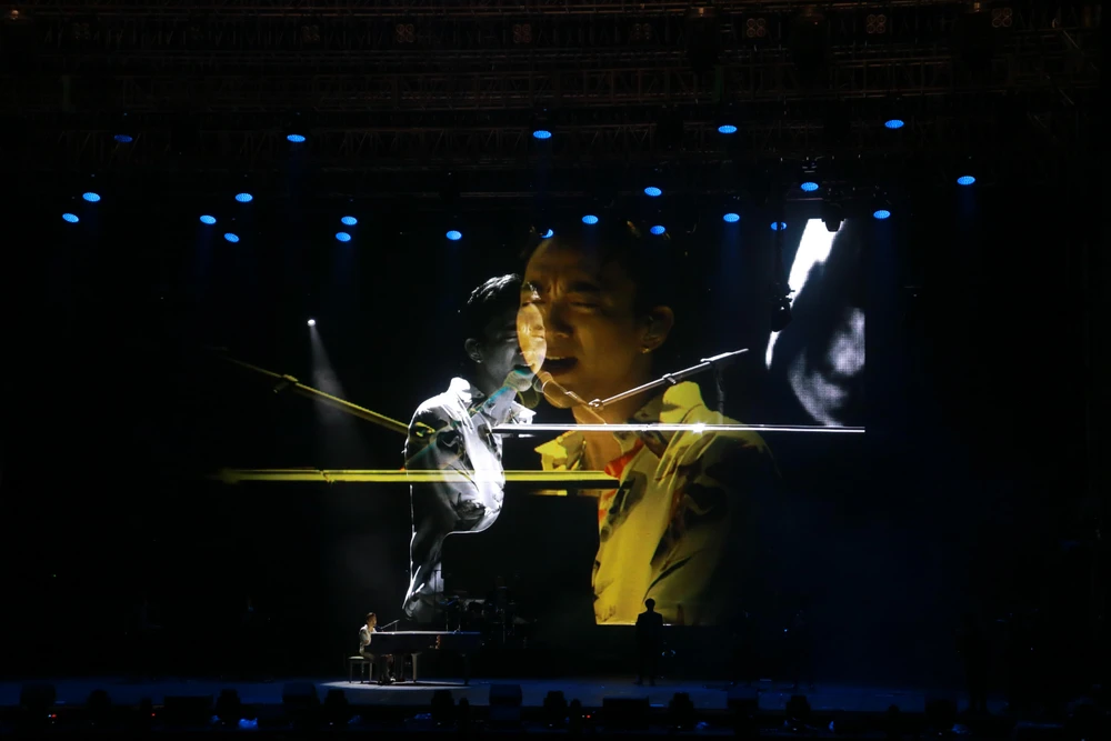 Soobin Hoàng Sơn biểu diễn tại sân khấu Công viên Thủ Thiêm 2. Ảnh: VÕ THƠ