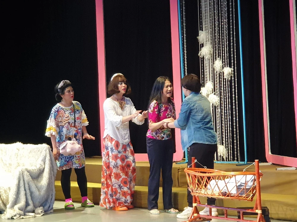 NSƯT Mỹ Uyên trong vở Tía ơi! Chồng con đâu? Ảnh: HÀ NGUYỄN