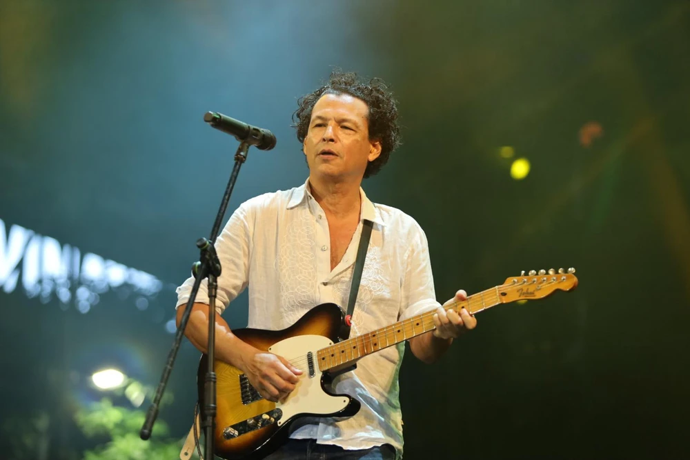 Bobi Chinn trình diễn tại phố đi bộ Nguyễn Huệ tối 11-12. Ảnh: BTC