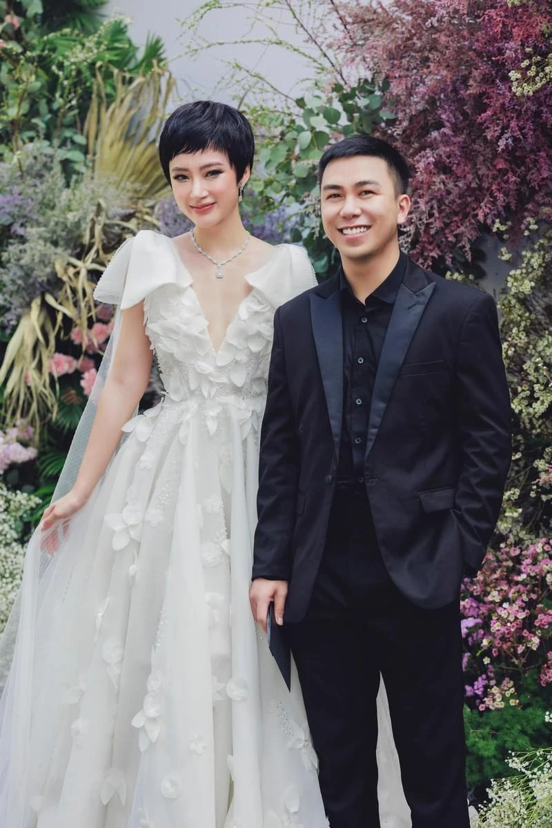 Angela Phương Trinh cùng quản lý mới. Ảnh: FBNV