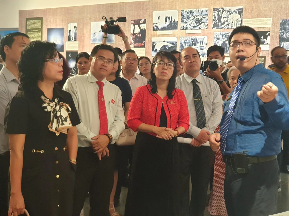 Các đại biểu tham quan sau khai mạc. Ảnh: HÀ NGUYỄN.