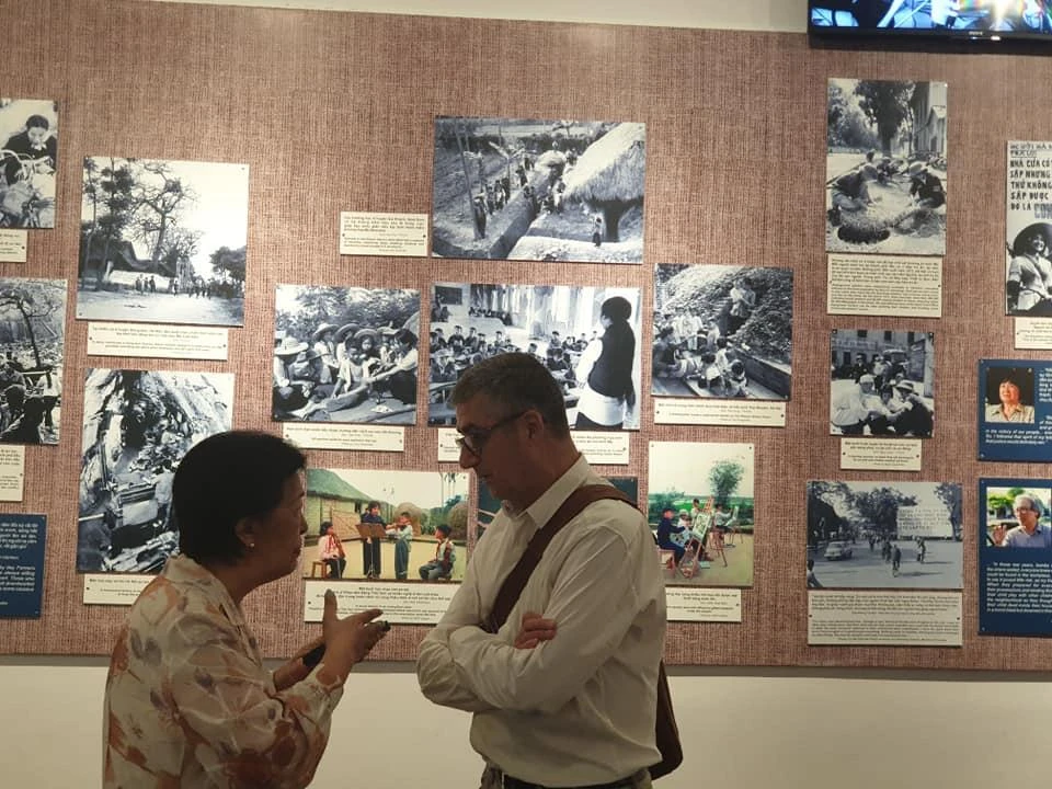 Bà Tôn Nữ Thị Ninh chia sẻ với người bạn về các hình ảnh. Ảnh: HÀ NGUYỄN