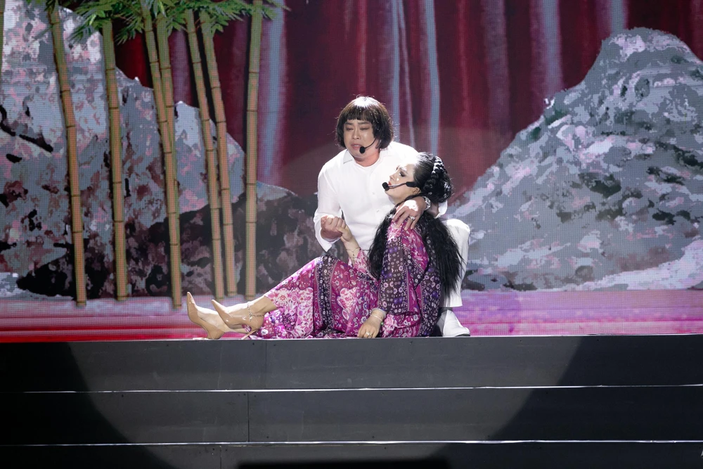 Bình Trọng hoá thân thành NSND Minh Vương trong trích đoạn Nghiệp cầm ca. Ảnh: NSX