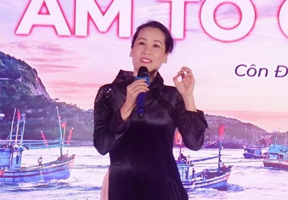 Giáng Son hát ca khúc Giấc mơ trưa tại Côn Đảo. Ảnh: FBNV