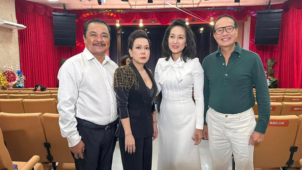 NSUT Thanh Thúy, PGĐ Sở VHTT TP.HCM (giữa bên phải) cùng các nghệ sĩ tại lễ ra mắt sân khấu mới của Minh Nhí và Việt Hương