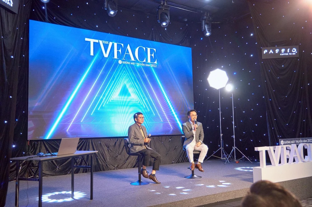 Nhà báo Đông Quân mang đến kiến thức và kinh nghiệm thực tiễn giúp Top 24 nâng tầm giọng nói. Ảnh: BTC