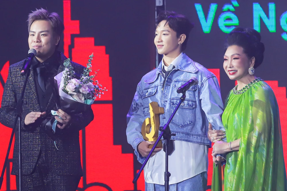 Mỹ Tâm vắng mặt trong đề cử Làn sóng xanh; Lương Thùy Linh mang Tết sớm đến với trẻ em Cao Bằng ảnh 5