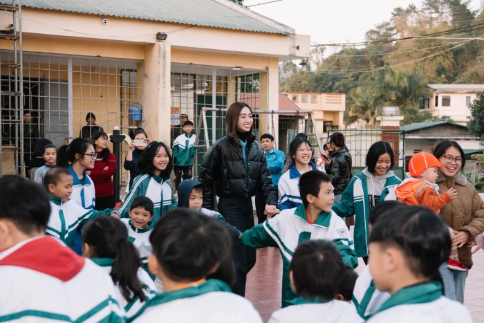 Lương Thùy Linh thăm và tặng quà cho các em học sinh Cao Bằng. Ảnh: NSCC
