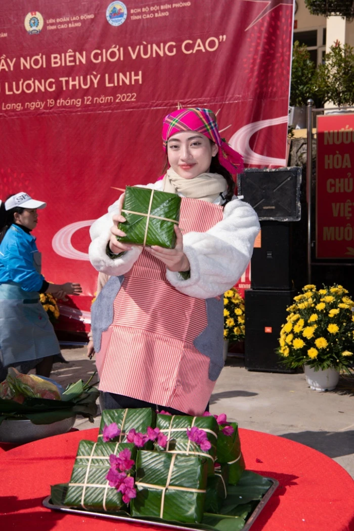 Hơn thế nữa, mặc thời tiết rét đậm xuống đến 2 độ C, Lương Thùy Linh vẫn xuống bếp trổ tài làm bánh khảo, bánh chưng gửi tặng các chiến sĩ. Ảnh: NSCC