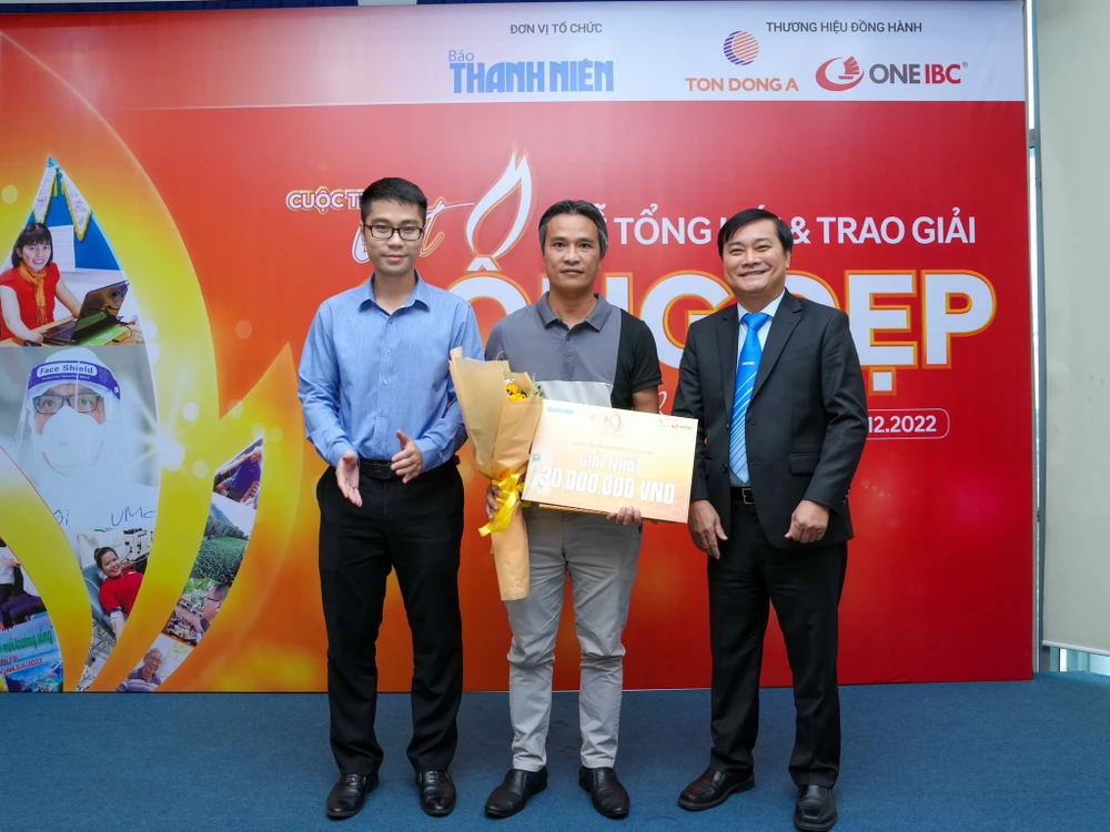 Ông Nguyễn Ngọc Toàn trao giải nhất cho tác giả Võ Minh Huy ở hạng mục Ký sự, phóng sự ghi chép.