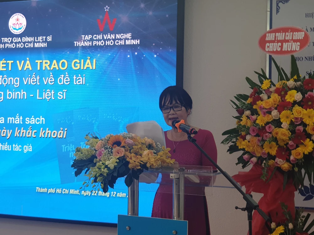 Nhà văn Bích Ngân phát biểu tại buổi lễ. Ảnh: HÀ NGUYỄN