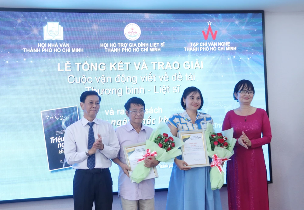 Nhà báo Huỳnh Dũng Nhân và tác giả Bùi Minh Tuệ nhận giải nhì. Ảnh: HÀ NGUYỄN