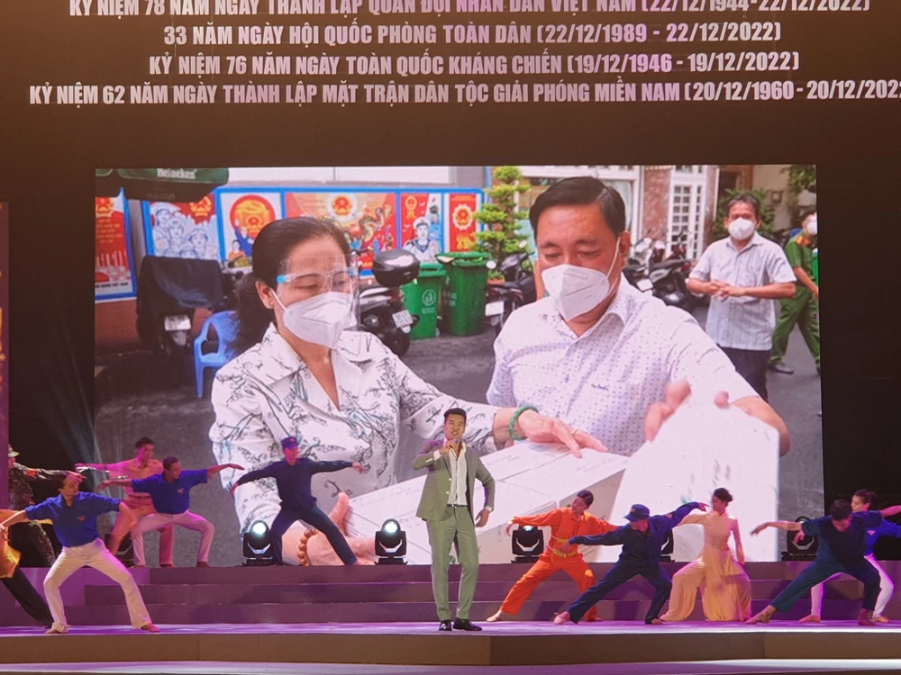 Ca sĩ Tạ Quang Thắng trình diễn ca khúc "Ở giữa cuộc đời". Ảnh: HÀ NGUYỄN