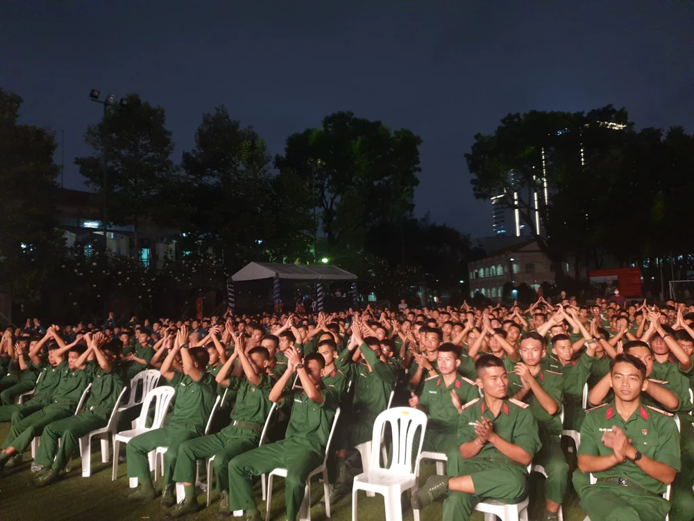Hàng trăm chiến sĩ, đoàn viên... ở lại đến cuối cùng để thưởng thức trọn vẹn đêm nhạc. Ảnh: HÀ NGUYỄN.