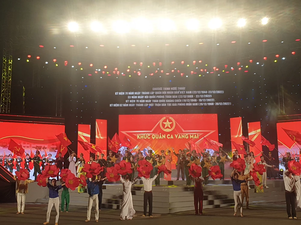 Chương trình khép lại trong ca khúc "Hát mãi khúc quân hành" khiến khán giả không khỏi xúc động. Ảnh: HÀ NGUYỄN