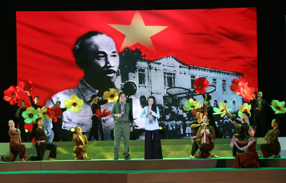 NSND Trọng Hữu và NSND Thanh Ngân trong tiết mục ca cổ "Từ mùa thu ấy ta đi". Ảnh: HÀ NGUYỄN