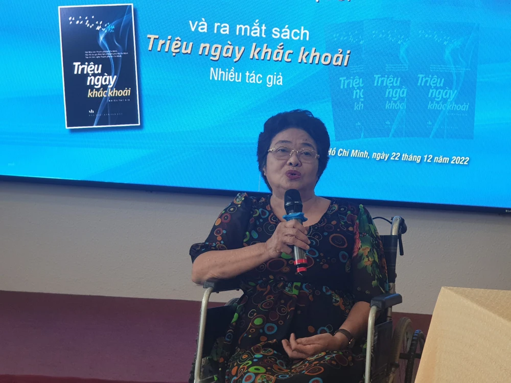 Nữ cựu chiến binh Trần Duy Phương nghẹn ngào nhớ lại giai đoạn lịch sử hào hùng. Ảnh: HÀ NGUYỄN