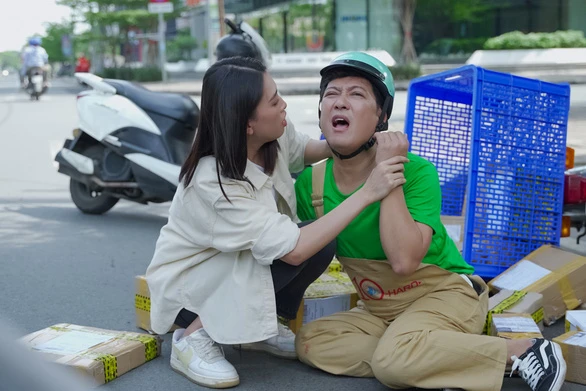 Trường Giang hài hước trong phim "Chủ tịch giao hàng". Ảnh: ĐPCC