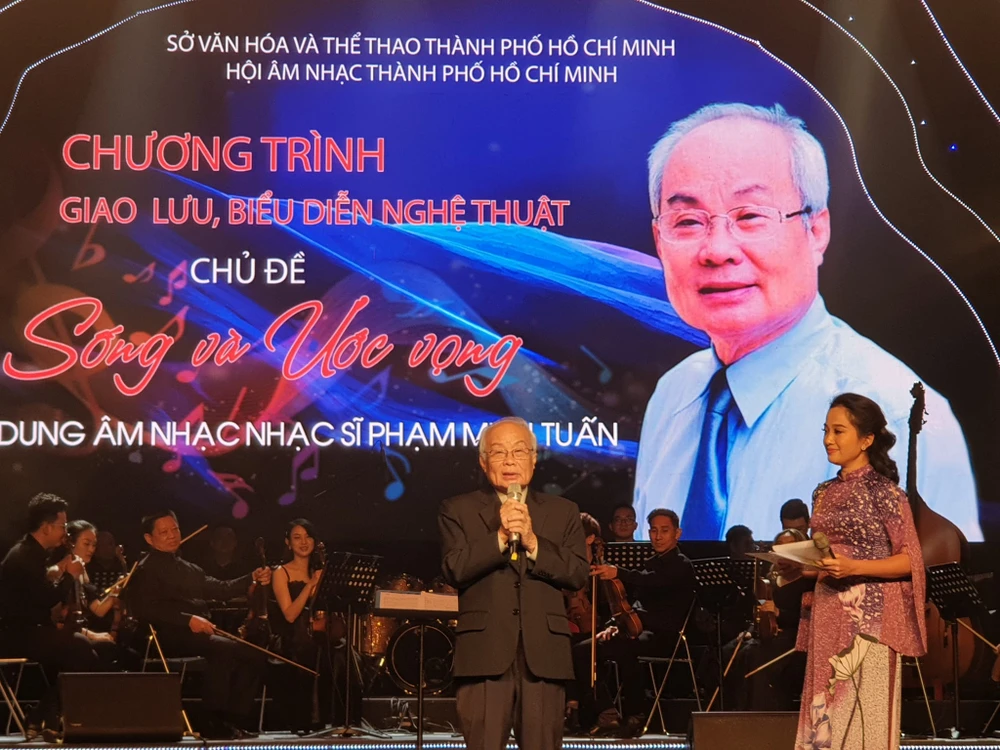 Nhạc sĩ Phạm Minh Tuấn chia sẻ tại đêm nhạc. Ảnh: HÀ NGUYỄN