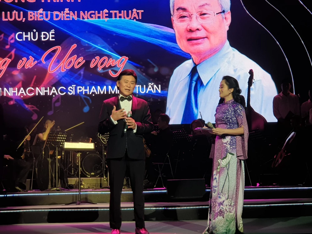 NSND Tạ Minh Tâm chia sẻ về thần tượng, người thầy, đàn anh- nhạc sĩ Phạm Minh Tuấn. Ảnh: HÀ NGUYỄN