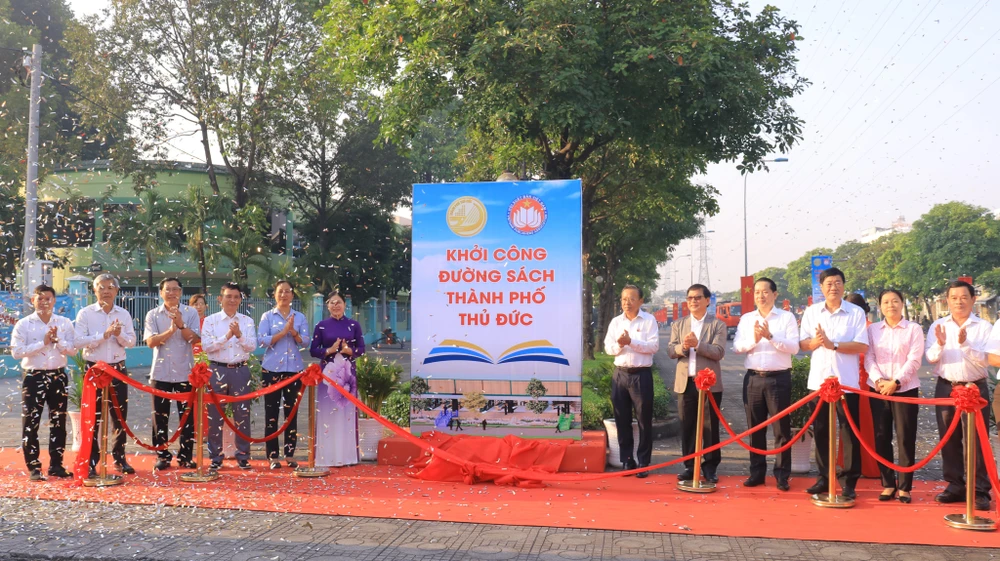 Các đại biểu thực hiện nghi thức khởi công. Ảnh: VÕ THƠ Các đại biểu thực hiện nghi thức khởi công. Ảnh: VÕ THƠ