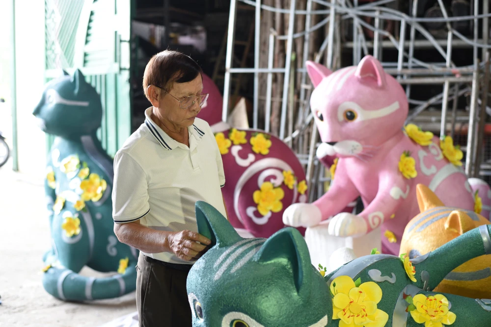 Nghệ nhân Văn Tòng, người tạo tác linh vật cho Đường hoa Nguyễn Huệ cho biết: "Xưởng với khoảng 40 người để thực hiện linh vật cho Đường hoa, chúng tôi đã chuẩn bị thực hiện cách đây hơn một tháng. Xưởng cố gắng mỗi năm tạo một nét riêng cho linh vật. Hiện tại cổng chính đã hoàn thành được 90%, các phần còn lại khoảng 70%".