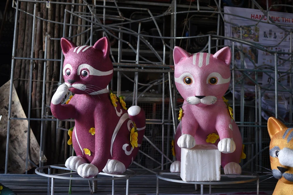 Các linh vật mèo ở khu vực khác tại Đường hoa cũng đang dần được hoàn thiện. Với sự đa dạng về kích thước (thấp nhất 0,6 m, cao nhất 5,5 m), đa dạng về chất liệu từ mút xốp, sắt, sơn mỹ thuật, phủ mùn cưa, giả đất nung đến ốp hoa tươi…