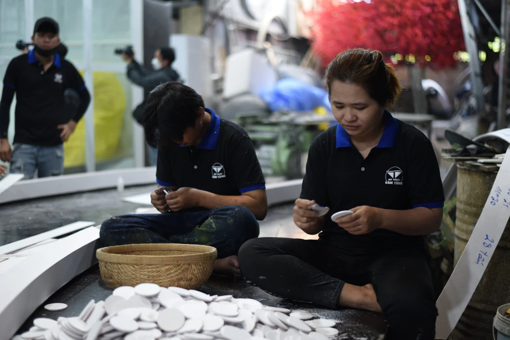 Các nhân viên tất bật công đoạn cuối trước khi di chuyển linh vật ra Đường hoa phục vụ thi công