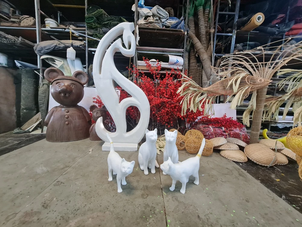 Ông Nguyễn Đông Hòa, Phó tổng giám đốc Saigontourist Group - đơn vị chủ trì tổ chức cho biết, điểm đặc biệt của Đường hoa Nguyễn Huệ tết Quý Mão 2023 là sự đánh dấu kỷ niệm 20 năm Đường hoa Nguyễn Huệ. "Năm nay là kỷ niệm 20 năm Đường hoa Nguyễn Huệ thì điểm mới đầu tiên là sẽ có một đại cảnh tái hiện lại tất cả các linh vật của 20 năm Đường hoa. Cụ thể là 19 năm cùng với linh vật của năm nay"- ông Hoà cho hay.