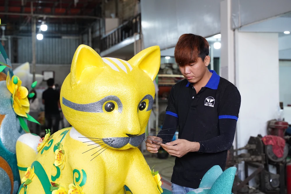 Linh vật mèo trên Đường hoa Tết Quý Mão sẽ còn được điều chỉnh các đường nét để tạo sự tinh nghịch, mềm mại trước khi đón khách tham quan