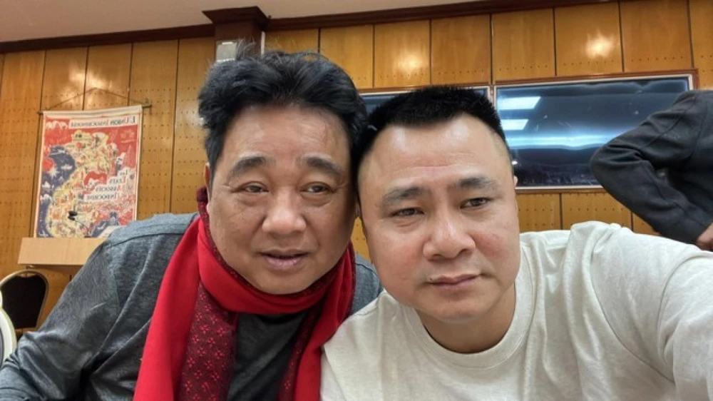 Nghệ sĩ Quốc Khánh và Tự Long ở hậu trường Táo quân 2023. Ảnh: FBNV