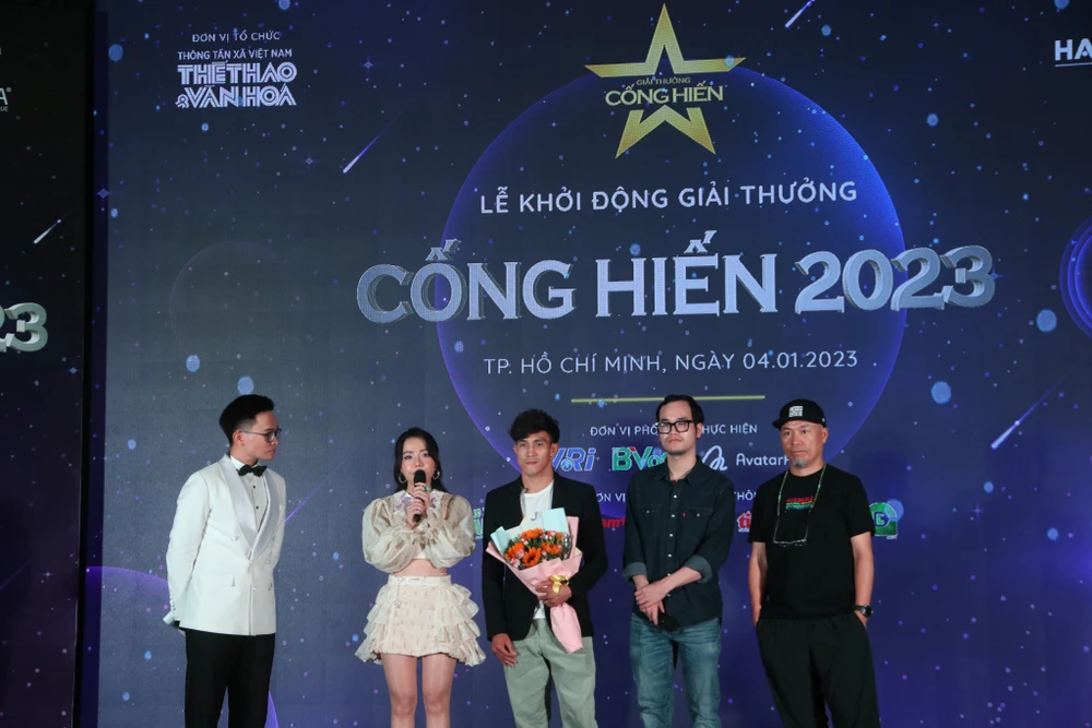 Ca sĩ Phùng Khánh Linh, VĐV Nguyễn Trần Duy Nhất, nhạc sĩ Khắc Hưng và nhạc sĩ Huy Tuấn chia sẻ tại lễ khởi động Giải Cống hiến 2023. Ảnh: HÀ NGUYỄN Ca sĩ Phùng Khánh Linh, VĐV Nguyễn Trần Duy Nhất, nhạc sĩ Khắc Hưng và nhạc sĩ Huy Tuấn chia sẻ tại lễ khởi động Giải Cống hiến 2023. Ảnh: HÀ NGUYỄN