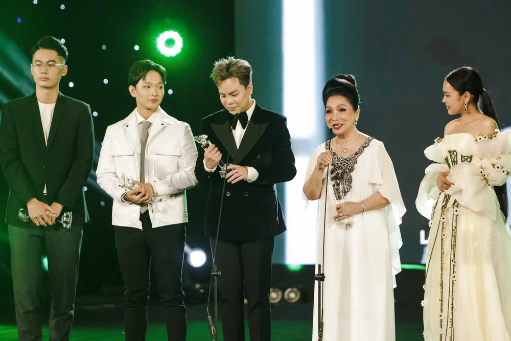 NSND Bạch Tuyết và ê-kíp thực hiện Về nghe mẹ ru lên sân khấu nhận giải. Ảnh: BTC