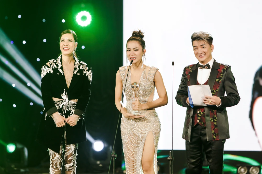 Hà Nhi xúc động khi được xướng tên ở hạng mục Ca sĩ đột phá của năm. Ảnh: BTC