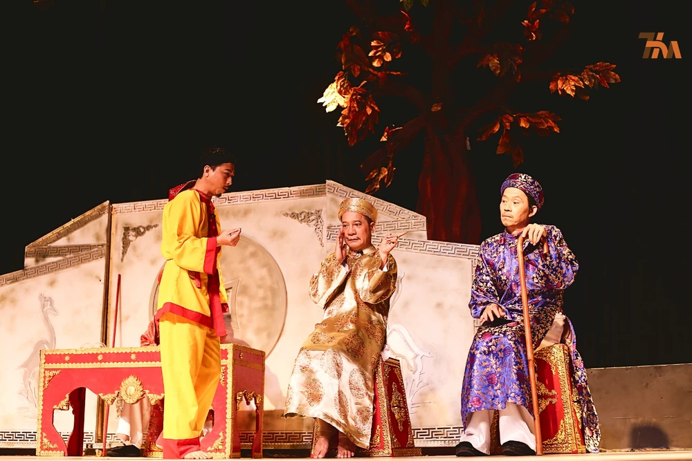 NS Hoài Linh cùng NS Minh Nhí và Hứa Minh Đạt trong vở "Đụng vô là phỏng tay". Ảnh: NSCC NS Hoài Linh cùng NS Minh Nhí và Hứa Minh Đạt trong vở "Đụng vô là phỏng tay". Ảnh: NSCC