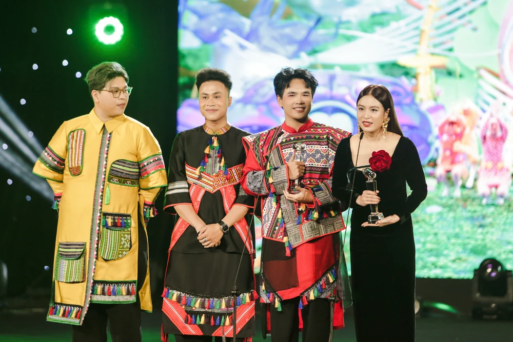 Hoàng Thùy Linh và nhóm DTAP trên sân khấu nhận giải. Ảnh: BTC